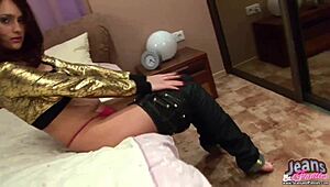 Tieto tesné džínsy perfektne obopínajú môj 18-ročný zadok, čo myslíš?