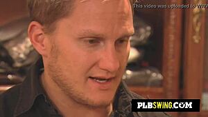 Amerikanska swingers arrangerar en softcore men vild orgie ikväll.