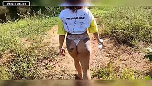 Vedo una fica bollente in strada che fa segnali, le dico che le darò da mangiare