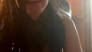 拉丁辫子妹在厨房台面上被支配