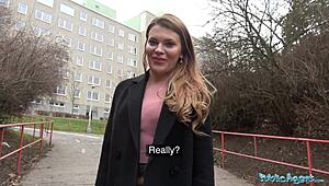 Public Agent šúcha ruskú oholenú piču za peniaze na otvorenom.