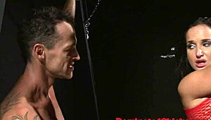 בחורה קשורה מוכה חזק, מאוננת בגסות ושולטים בה בסשן BDSM אינטנסיבי. הציצים הקטנים שלה רועדים תחת שליטה גברית