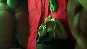 Ik ruk me af met de gebruikte string van mijn stiefdochter terwijl ik haar bespioneer zonder dat ze het merkt