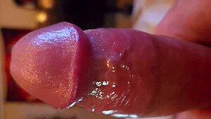 Fényképezem borotvált, olajos farkamat házi exhibicionista fétis jelenetben kockákkal