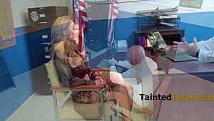 Italienische Stiefmom rettet den Tag, indem sie den Direktor in wildem Treffen verführt