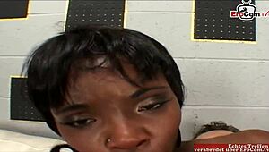 שחורה חרמנית עם ציצים טבעיים ענקיים נאספת מהרחוב