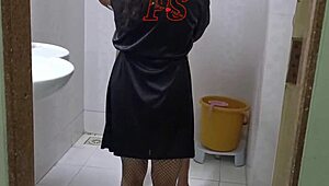 ลืมผ้าเช็ดตัว โทรหาภรรยา แล้วเย็ดแรงจากหลังในห้องน้ำ