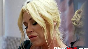 Усамљена ноћ постаје секси са свим тим курцем.