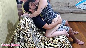 إلهة فضولية - ربة منزل هاوية تتدرب على الشرج بمساعدة صديق زوجها