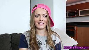 Yo, check deze kleine 18+ tiener 18+er die hard buiten geramd wordt door een monsterlul!