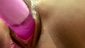 पेटाइट लड़की ने डिल्डो से चूत को जोरदार मारा, क्लोज़-अप एक्शन