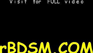 Pige i latex kostume får vild fitteslik og analpuling