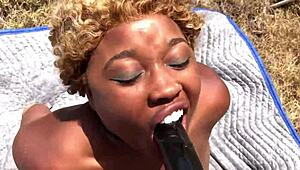 Porsha Carrera domina Nina Rivera con enorme strapon sulla spiaggia