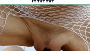 胖乎乎的小穴被猛钻，呻吟声超大声！