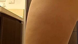 英语女老师在大学厕所被偷窥撒尿！