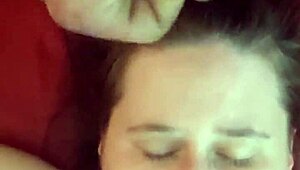 Amatør babe får ansigtet dækket i sæd