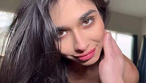 זונה יפה סובלת סקס אנאלי כואב לחג המולד