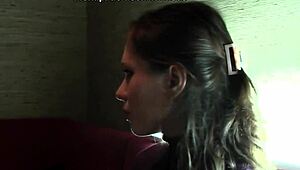 Denne smukke unge 18+ pige bliver vild i ægte offentlig porn udendørs