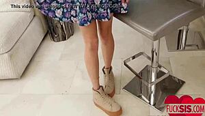 Мила Блейз блести в сцена с кремав център с големите си цици и дребна фигура.