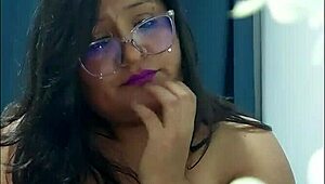 एरे! आज मैंने सौतेली मम्मी को टॉपलेस स्ट्रीमिंग करते पकड़ लिया!