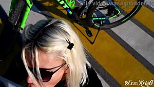 ¡Guau, rubia tatuada con tetas grandes hace una mamada guarra en público por sexo real! 😍