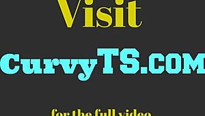 Hej, pozri si tú tučnú shemale babe, ako si šúcha tvrdý vták sama