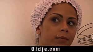 Ну и дела, дедуля шпилит горячую загорелую девку прямо под душем в ванной.