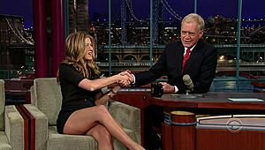 Jennifer Aniston razkazuje svoje osupljive vroče noge v seksi trenutku