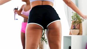 Wow! Nagy mellű nőgyógyászok nem bírják ki a mellvizsgálat alatt!