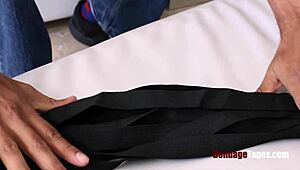 למה הבלונדינית הזאת נכנעת לקשרים קינקיים של האדונים, קשורה ונחנקת בעבדות פמינית?