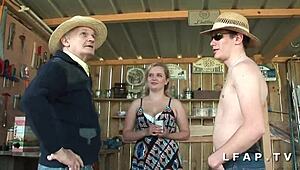 Petite franska bruden med stora bröst och fet röv knullas i het trekant