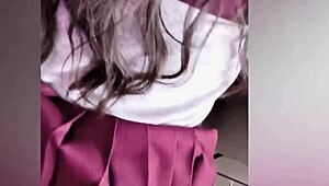 स्कूलगर्ल पडोसी के साथ चोरी से मिलती है, डेम, वो सब रिकॉर्ड करता है!