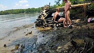 Kövér feleséget keményen baszják sárban séta közben - Becky TailorXXX!