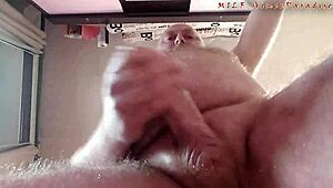 Mentre la mia moglie di 49 anni lavora al webcam, mi seggo per una giovane bellezza russa 18+.