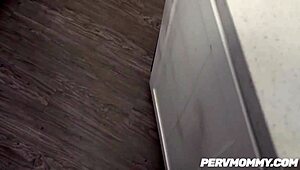 Žhavá nevlastní máma Linzee Ryder klekne, vykouří nevlastního syna a pak dostane zezadu.