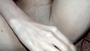 स्लिम गर्ल टेनेंट को टाइट चूत में क्लोज-अप हार्ड चोदती है