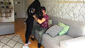 لا أشبع من هذا الزب الضخم يدق مؤخرتي الصغيرة البالغة 18 عامًا