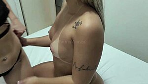 Non ne ho mai abbastanza di queste lesbiche sexy che si baciano e leccano