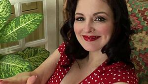 Raskaana oleva Lorna Morgan esittelee itseään