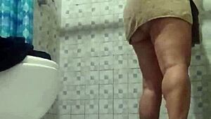 Cámara oculta en la ducha, espiando a mi madrastra madura 🛁