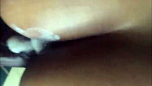 वाह, बड़ा काला लंड मेरी चूत को गीला और क्रीमी कर देता है!