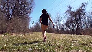 ميلف منحنية بمؤخرة كبيرة تتبختر في الجزء الأول