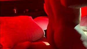 Kone sniger sig til BBC-action ved siden af sovende mand