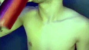 Tengok lelaki gay ini pancut dari handjob solo