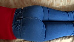 Kıvrımlı götümü üvey oğluma gösterip asılmasını ve boşalmasını seviyorum