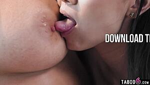 La baby-sitter coréenne Kimmy Kimm savoure le sexe lesbien avec la MILF Spencer Scott