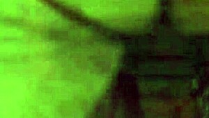 Plachá holka vstoupí do striptýzového klubu a ponoří se do fontány