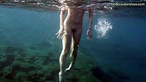 Cewek Rambut Merah Seksi Renang di Bawah Air Pakai Bikini di Tenerife