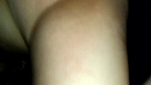 Mmmhh, essa bucetinha apertada esguichando com brinquedos é fogo puro.