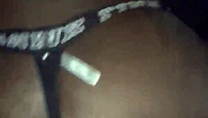 dia lapar batang ulang tahun goyang atas kontol hitam besar doggystyle.